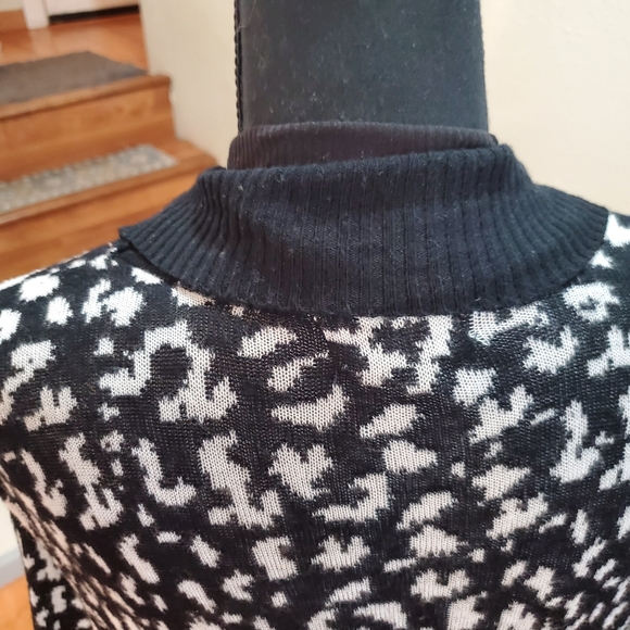 Question by say what Long black/white sweater with black trim - Picture 8 of 11